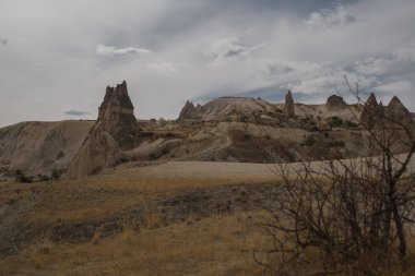İnanılmaz ve muhteşem sahne Love Valley yakınındaki rock dağların. Kapadokya Baydere, Türkiye'de geçit. Doğanın güzel sonbahar manzaraları.