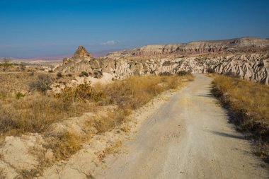 Güllüdere vadisine yol açar. Güzel dağ içinde Cavuşin townscape Göreme Milli Parkı, Aktepe Hill, Kapadokya, Türkiye ile Gül Vadisi.
