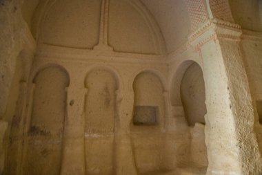 Eski tapınağın iç. Antik tapınak kumtaşı dağda yaptı. Göreme, Kapadokya Anadolu, Turkey.