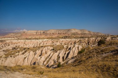 Güzel manzaralı beyaz dağ ve muhteşem Vadisi. Göreme Milli Parkı, Aktepe Hill, Kapadokya, Türkiye.