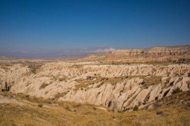 Güzel manzaralı beyaz dağ ve muhteşem Vadisi. Göreme Milli Parkı, Aktepe Hill, Kapadokya, Türkiye.