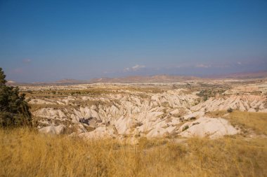 Güzel sonbahar peyzaj alanları, kayalar ve dağlar Göreme Milli Parkı, Anadolu, Kapadokya, Türkiye.