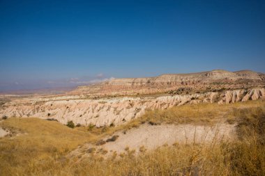 Güzel manzaralı beyaz dağ ve muhteşem Vadisi. Göreme Milli Parkı, Aktepe Hill, Kapadokya, Türkiye.