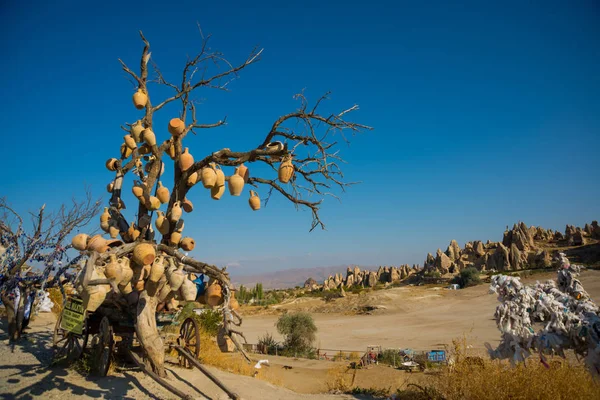 Ollas Arcilla Árbol Iglesias Rupestres Palomares Valle Espada Goreme Capadocia — Foto de Stock