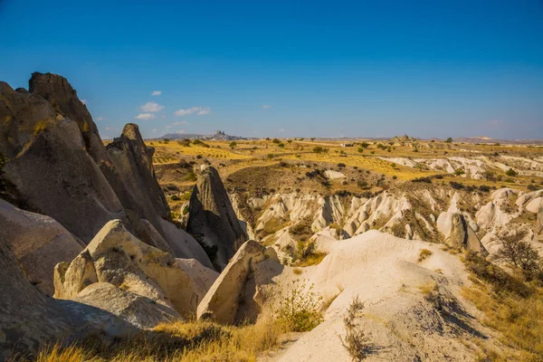 Panoramik Dağlar Kayalar Üzerinde Kapadokya Uçhisar Silüeti Ufukta Manzara Arka — Stok fotoğraf