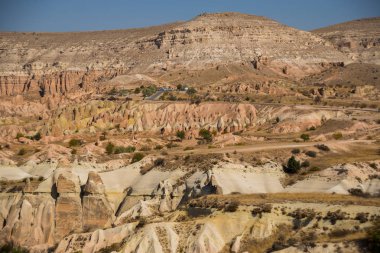 Aktepe Hill. Güzel manzaralı beyaz dağ ve muhteşem Vadisi. Göreme Milli Parkı, Kapadokya, Türkiye.