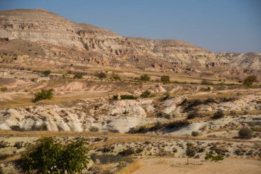 Aktepe Hill. Güzel manzaralı beyaz dağ ve muhteşem Vadisi. Göreme Milli Parkı, Kapadokya, Türkiye.