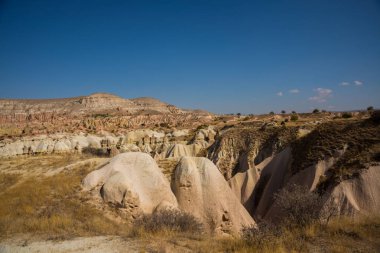 Aktepe Hill. Güzel manzaralı beyaz dağ ve muhteşem Vadisi. Göreme Milli Parkı, Kapadokya, Türkiye.