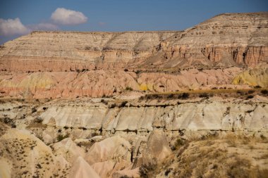 Güzel manzaralı beyaz dağ ve muhteşem Vadisi. Göreme Milli Parkı, Aktepe Hill, Kapadokya, Türkiye.