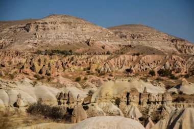 Güzel manzaralı beyaz dağ ve muhteşem Vadisi. Göreme Milli Parkı, Aktepe Hill, Kapadokya, Türkiye.