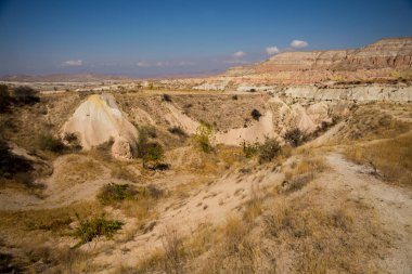 Güzel manzaralı beyaz dağ ve muhteşem Vadisi. Göreme Milli Parkı, Aktepe Hill, Kapadokya, Türkiye.