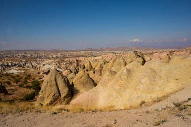 Büyük beyaz dağ manzarası. Pembe vadi, Güllüdere. Kırmızı Vadisi, Kızılçukur. Nevşehir Kapadokya, Anadolu eyaleti. Türkiye - gözlem güverte Aktepe tepe ve vadi üzerinde seyahat