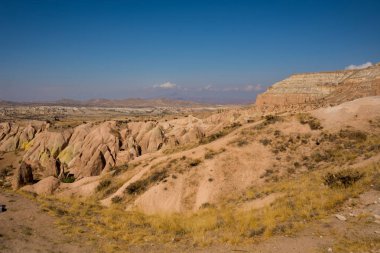 Büyük beyaz dağ manzarası. Pembe vadi, Güllüdere. Kırmızı Vadisi, Kızılçukur. Nevşehir Kapadokya, Anadolu eyaleti. Türkiye - gözlem güverte Aktepe tepe ve vadi üzerinde seyahat