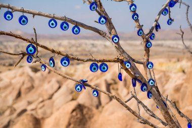 Kırmızı Vadisi, Kızılçukur ağacında geleneksel Türk mavi göz. Nevşehir İl Kapadokya, Anadolu.