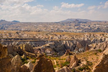 Kırmızı Vadisi, Kızılçukur. Güzel manzara, dağlar ve kayalar gözlem güverte Aktepe, Nevşehir ili Kapadokya, Anadolu.