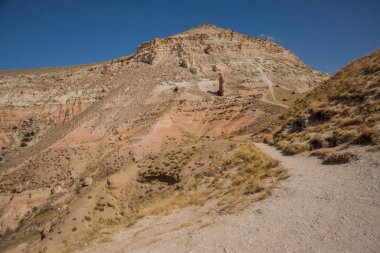 Pembe Vadisi'nde güllüdere güzel manzara. Aktepe Hill beyaz dağ. Cappadocia, Anadolu Türkiye