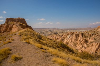 Güzel manzara alışılmadık kayalar ve pembe vadi, Güllüdere Vadisi dağlarda. Cappadocia, Anadolu, Turkey