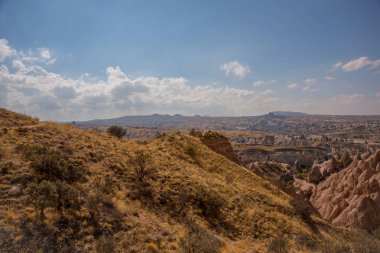 Güzel manzara alışılmadık kayalar ve pembe vadi, Güllüdere Vadisi dağlarda. Cappadocia, Anadolu, Turkey