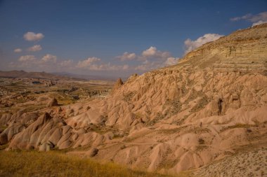 Güzel manzara pembe Vadisi'nde beyaz dağ, Aktepe hill bakan Güllüdere Vadisi. Cappadocia, Anadolu, Turkey