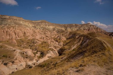 Pembe Vadisi'nde beyaz dağ güllüdere güzel manzara. Aktepe Hill. Kapadokya, Türkiye