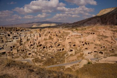 Cavuşin Köyü, Kapadokya: Yatay, yukarıdan Cavuşin kale ve Vaftizci Yahya, Saint John the Baptist. Olağandışı kayalarda, hangi delikli veya peynirli rock denir ev sahipliği yapmaktadır.