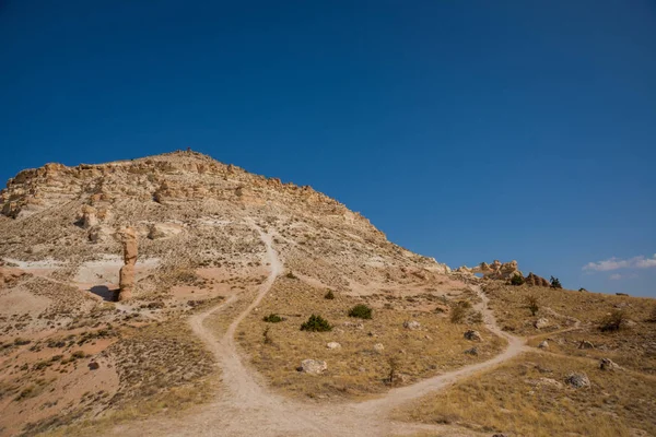 Hermoso paisaje en el clima soleado de otoño. Capadocia, Turquía — Foto de Stock