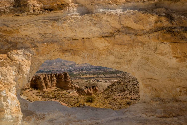 Roca inusual en una colina con un agujero. Hermoso paisaje en el clima soleado de otoño. Capadocia, Turquía — Foto de Stock