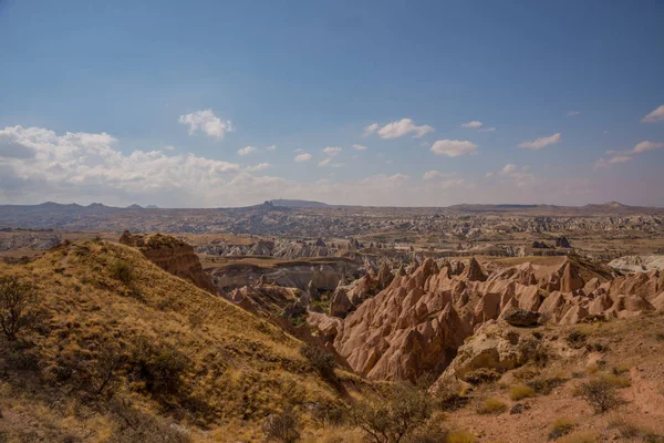 Mooi landschap met ongewone rotsen en bergen in roze valley, Gulludere vallei. Cappadocië, Anatolië, Turkije — Stockfoto