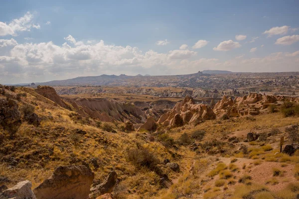 Hermoso paisaje con rocas y montañas inusuales en el valle de Pink, valle Gulludere. Capadocia, Anatolia, Turquía — Foto de Stock