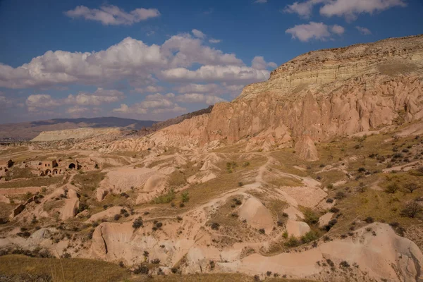 Dağlar ve tepeler sonbaharda olağanüstü manzara. Geleneksel Türk evleri ve kiliseleri kayalarda. appadocia, Anadolu, Türkiye. Pembe vadi, Güllüdere