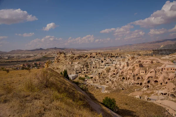 Cavusin Village, Capadocia, Turquía: Paisaje, vista superior de la fortaleza de Cavusin y Vaftizci Yahya, San Juan Bautista. Casas inusuales en las rocas, que se llama holey o roca cursi — Foto de Stock