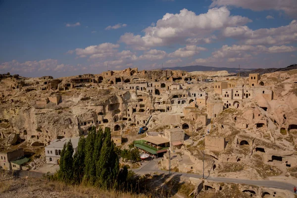 Cavusin, Turkije: Bovenaanzicht van het dorp met huizen in de rotsen. Cavusin in de buurt van Goreme in Cappadocië. — Stockfoto