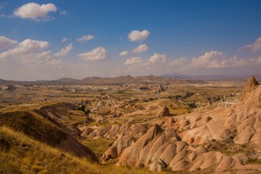 Güzel manzara alışılmadık kayalar ve pembe vadi, Güllüdere Vadisi dağlarda. Cappadocia, Anadolu, Türkiye. UNESCO Dünya Mirası.
