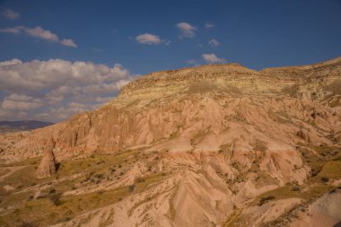 Güzel manzara Vadisi'nde pembe - beyaz dağ, Aktepe hill bakan güllüdere. Cappadocia, Anadolu, Türkiye. UNESCO Dünya Mirası.