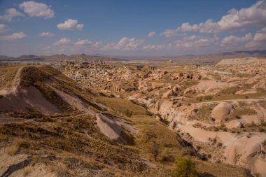 Köyün Cavuşin Göreme Kapadokya, Anadolu yakınındaki kayalarda geleneksel Türk evleri için tepeden görüntüleyin. Türkiye