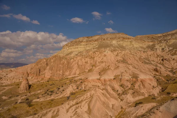 Güzel manzara Vadisi'nde pembe - beyaz dağ, Aktepe hill bakan güllüdere. Cappadocia, Anadolu, Türkiye. UNESCO Dünya Mirası.
