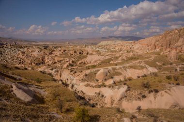 Köyün Cavuşin Göreme Kapadokya, Anadolu yakınındaki kayalarda geleneksel Türk evleri için tepeden görüntüleyin. Türkiye