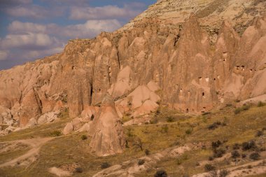 Güzel manzara Vadisi'nde pembe - beyaz dağ, Aktepe hill bakan güllüdere. Cappadocia, Anadolu, Türkiye. UNESCO Dünya Mirası.