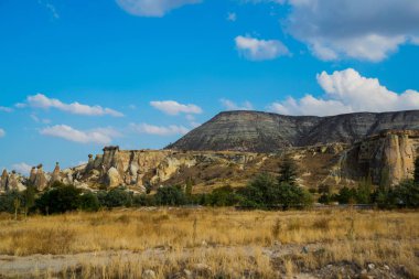 Kayalar mantar şeklinde. Peribacaları Kapadokya, Anadolu, Türkiye Cavuşin Town yakınındaki görüntüleyin. Turistler, Kapadokya sembolü için popüler Türk dağlar.