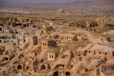 Üstten görünüm köy evleriyle kayalarda. Göreme Kapadokya, Anadolu yakınındaki Cavuşin. Türkiye
