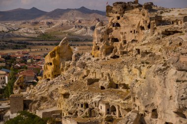 Cavuşin Köyü, Kapadokya: Yatay, yukarıdan Cavuşin kale ve Vaftizci Yahya, Saint John the Baptist Kilisesi. Olağandışı kayalarda, hangi delikli veya peynirli rock denir ev sahipliği yapmaktadır..