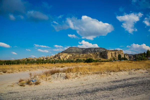 Kappadokien Anatolien Türkei Feenschornstein Den Weg Zum Feld Wunderschöne Landschaft — Stockfoto