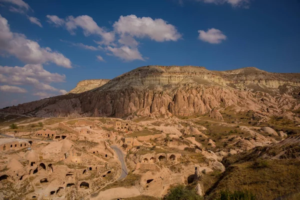Cavusin Village Kapadocja Turcja Krajobraz Góry Cavusin Niezwykłe Domy Skałach — Zdjęcie stockowe