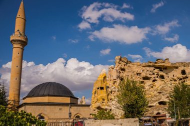 Cavuşin, Türkiye: Cami ve kale Cavuşin. Delikli veya basit rock. Antik kale Cavuşin Göreme Kapadokya, Anadolu'da yakınındaki.