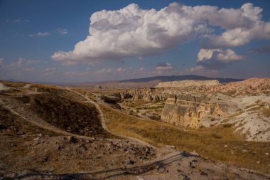 Dağlar ve tepeler sonbaharda olağanüstü manzara. Geleneksel Türk evleri ve kiliseleri kayalarda. Kapadokya Nevşehir ili, Anadolu, Turkey