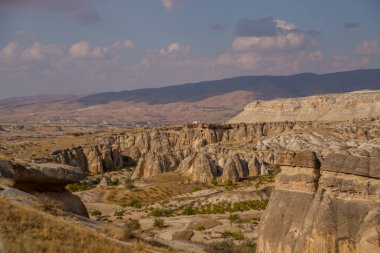 Dağlar ve tepeler sonbaharda olağanüstü manzara. Geleneksel Türk evleri ve kiliseleri kayalarda. Kapadokya Nevşehir ili, Anadolu, Turkey