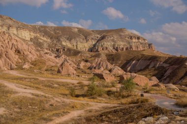 Dağlar ve tepeler sonbaharda olağanüstü manzara. Geleneksel Türk evleri ve kiliseleri kayalarda. Kapadokya Nevşehir ili, Anadolu, Türkiye. Pembe vadi, Güllüdere