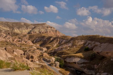 Cavuşin, Türkiye: Köyün Cavuşin Göreme Kapadokya, Anadolu yakınındaki kayalarda görünümünü geleneksel Türk evleri.