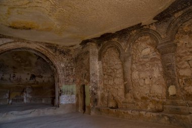 Tapınağın iç. Kilise St John içinde Baptist, Cavuşin Köyü, Kapadokya Nevşehir bölge. Eski ilkel insan yerleşim Cavuşin.