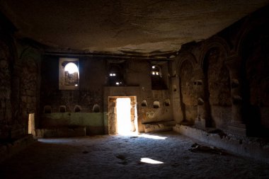 Nevşehir, Türkiye: St John the Baptist Kilisesi, Cavuşin Köyü, Cappadocia içinde. Tapınağın iç. Eski ilkel insan yerleşim Cavuşin